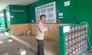 Kegiatan Personil Polsek Tawang Melaksanakan Korve Bersih Bersih Mesjid Jelang Dipakai Kegiatan Ibadah di Bulan Ramadhan.