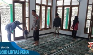 Kapolsek Kadipaten dan Kanit Binmas, Gotong Royong Bersihkan Masjid Bersama Tokoh Agama dan Warga