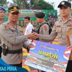 Kapolres Tasikmalaya Kota Berikan Hadiah Umroh Kepada Bhabinkamtibmas Polsek Cineam Karena Berkinerja Baik