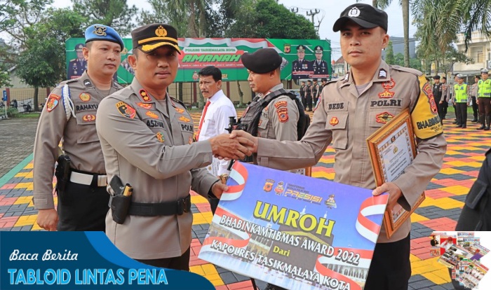 Kapolres Tasikmalaya Kota Berikan Hadiah Umroh Kepada Bhabinkamtibmas Polsek Cineam Karena Berkinerja Baik