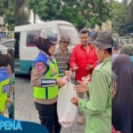 Aksi Polwan-Polwan Cantik Bagikan Takjil kepada Warga Di Kota Tasikmalaya.