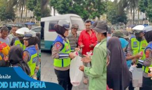Aksi Polwan-Polwan Cantik Bagikan Takjil kepada Warga Di Kota Tasikmalaya.