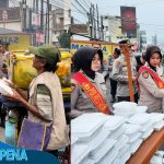 Polres Tasik Kota Bagikan Ratusan Paket Nasi Siap Saji di Tugu Asmaul Husna