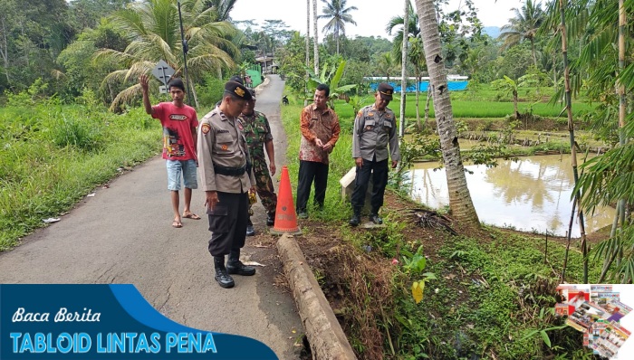 Kapolsek Manonjaya Monitoring Jembatan Yang Amblas