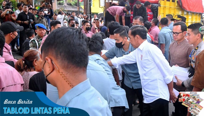 Presiden Jokowi Bagikan Sembako Kepada Masyarakat di Kota Bogor