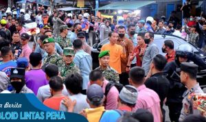 -(1) Antusiasme Warga Bogor Antre Sembako dari Presiden Jokowi