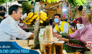 Kunjungi Pasar Malindungi, Presiden Jokowi Bagikan Bansos dan Cek Harga Kebutuhan Pokok