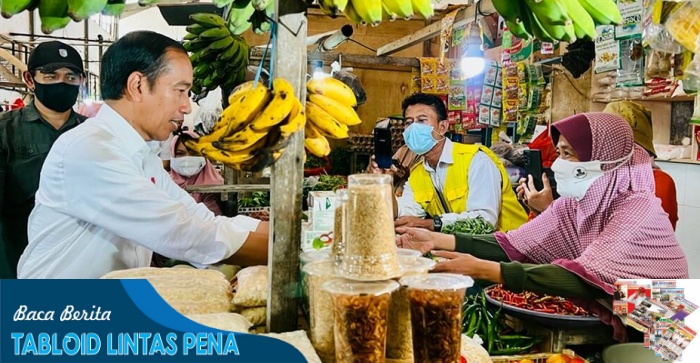 Kunjungi Pasar Malindungi, Presiden Jokowi Bagikan Bansos dan Cek Harga Kebutuhan Pokok