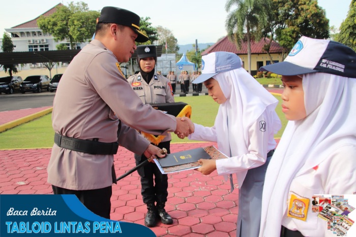 Dua Pelajar di Kandangserang Dapatkan Penghargaan dari Kapolres Pekalongan