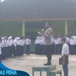 Kapolsek Taraju AKP Agus Irianto SH Melaksanakan Upacara Pembinaan dan Penyuluhan Kepada Guru Guru dan Pelajar SMPN 1 Taraju