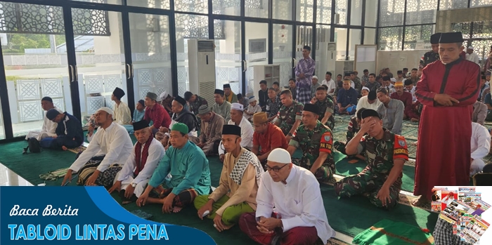 Satgas Pamtas Yonif 645/GTY Melaksanakan Sholat Idul Fitri Bersama Masyarakat di Perbatasan RI-Malaysia