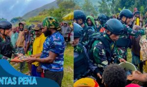 Antusiasme Masyarakat Lanny Jaya Sambut Prajurit Yonif 721/Mks Di Acara Tradisi Perkenalan Warga Baru