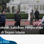 Presiden Jokowi Saksikan Penyerahan Sembako untuk Ojol di Depan Istana