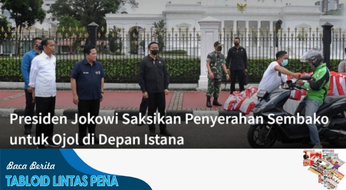 Presiden Jokowi Saksikan Penyerahan Sembako untuk Ojol di Depan Istana