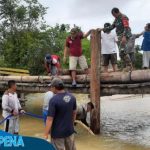 Warga dan TNI Gotong Royong Perbaiki Jembatan Yang Rusak