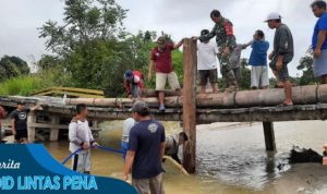 Warga dan TNI Gotong Royong Perbaiki Jembatan Yang Rusak