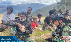 Nasional Kabar Daerah Internasional Bisnis Olahraga Lifestyle Foto Video Bupati harapkan kualitas pendidikan di Lamandau semakin baik Rabu, 3 Mei 2023 5:54 WIB Peringatan Hardiknas di Lamandau, Nanga Bulik, Selasa, (2/5/2023). (ANTARA/HO-Pemkab Lamandau) Nanga Bulik (ANTARA) - Bupati Lamandau, Kalimantan Tengah Hendra Lesmana mengharapkan agar kualitas pendidikan di kabupaten setempat semakin baik ke depannya. Hal itu dia sampaikan di sela peringatan Hari Pendidikan Nasional (Hardiknas) 2023 di Kabupaten Lamandau yang dilaksanakan tepat di hari pertama masuk sekolah usai libur di halaman Dinas Pendidikan dan Kebudayaan setempat. "Kurikulum Merdeka Belajar yang telah diluncurkan membawa kita semakin dekat dengan cita-cita luhur Ki Hajar Dewantara," katanya. Baca juga: Disdukcapil Kotim ajak masyarakat manfaatkan layanan di Mal Pelayanan Publik Cita-cita luhur dimaksud, adalah pendidikan yang menuntun bakat, minat, dan potensi peserta didik agar mampu mencapai keselamatan dan kebahagiaan yang setinggi-tingginya sebagai seorang manusia dan sebagai anggota masyarakat. Saat ini, para peserta didik dapat belajar dengan lebih tenang karena aktivitas pembelajaran mereka dinilai secara lebih holistik oleh gurunya sendiri. Para kepala sekolah dan kepala daerah yang dulu kesulitan memonitor kualitas pendidikan, saat ini dapat menggunakan data Asesmen Nasional di Platform Rapor Pendidikan dalam melakukan perbaikan kualitas layanan pendidikan. "Sejalan dengan Kurikulum Merdeka yang menekankan pembelajaran mendalam untuk mengembangkan karakter dan kompetensi, seleksi masuk perguruan negeri pun sekarang fokus pada mengukur kemampuan literasi dan bernalar," jelasnya saat menyampaikan sambutan Menteri Pendidikan, Kebudayaan, Riset dan Teknologi, Nadiem Anwar Makarim. Adapun dalam kegiatan tersebut, selain diikuti perwakilan siswa-siswi dari sekolah jenjang SD hingga SMA sederajat, juga turut dihadiri Wakil Bupati Lamandau, Sekda, serta Forkopimda. Sementara itu, bupati juga menyerahkan piagam ucapan terima kasih dan bingkisan kepada tenaga pengajar yang purna tugas, hingga penyerahan secara simbolis bantuan sepeda motor untuk Koordinator Wilayah Kecamatan Bidang Pendidikan (KWKBP) di delapan kecamatan