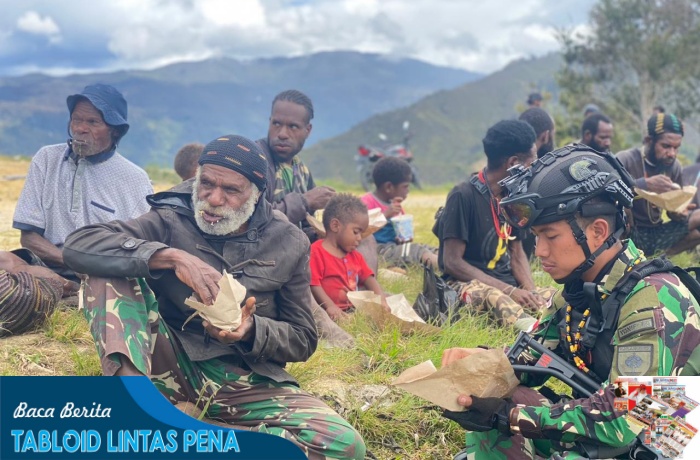 Nasional Kabar Daerah Internasional Bisnis Olahraga Lifestyle Foto Video Bupati harapkan kualitas pendidikan di Lamandau semakin baik Rabu, 3 Mei 2023 5:54 WIB Peringatan Hardiknas di Lamandau, Nanga Bulik, Selasa, (2/5/2023). (ANTARA/HO-Pemkab Lamandau) Nanga Bulik (ANTARA) - Bupati Lamandau, Kalimantan Tengah Hendra Lesmana mengharapkan agar kualitas pendidikan di kabupaten setempat semakin baik ke depannya. Hal itu dia sampaikan di sela peringatan Hari Pendidikan Nasional (Hardiknas) 2023 di Kabupaten Lamandau yang dilaksanakan tepat di hari pertama masuk sekolah usai libur di halaman Dinas Pendidikan dan Kebudayaan setempat. "Kurikulum Merdeka Belajar yang telah diluncurkan membawa kita semakin dekat dengan cita-cita luhur Ki Hajar Dewantara," katanya. Baca juga: Disdukcapil Kotim ajak masyarakat manfaatkan layanan di Mal Pelayanan Publik Cita-cita luhur dimaksud, adalah pendidikan yang menuntun bakat, minat, dan potensi peserta didik agar mampu mencapai keselamatan dan kebahagiaan yang setinggi-tingginya sebagai seorang manusia dan sebagai anggota masyarakat. Saat ini, para peserta didik dapat belajar dengan lebih tenang karena aktivitas pembelajaran mereka dinilai secara lebih holistik oleh gurunya sendiri. Para kepala sekolah dan kepala daerah yang dulu kesulitan memonitor kualitas pendidikan, saat ini dapat menggunakan data Asesmen Nasional di Platform Rapor Pendidikan dalam melakukan perbaikan kualitas layanan pendidikan. "Sejalan dengan Kurikulum Merdeka yang menekankan pembelajaran mendalam untuk mengembangkan karakter dan kompetensi, seleksi masuk perguruan negeri pun sekarang fokus pada mengukur kemampuan literasi dan bernalar," jelasnya saat menyampaikan sambutan Menteri Pendidikan, Kebudayaan, Riset dan Teknologi, Nadiem Anwar Makarim. Adapun dalam kegiatan tersebut, selain diikuti perwakilan siswa-siswi dari sekolah jenjang SD hingga SMA sederajat, juga turut dihadiri Wakil Bupati Lamandau, Sekda, serta Forkopimda. Sementara itu, bupati juga menyerahkan piagam ucapan terima kasih dan bingkisan kepada tenaga pengajar yang purna tugas, hingga penyerahan secara simbolis bantuan sepeda motor untuk Koordinator Wilayah Kecamatan Bidang Pendidikan (KWKBP) di delapan kecamatan