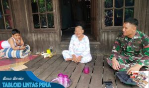 Hilangkan Lelah Setelah Kerja, Anggota Satgas TMMD Reguler Ke-116 Ngobrol Bersama Warga