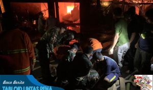Personil Satgas Pamtas Yonif 645/Gardatama Yudha Bantu Padamkan Kebakaran Ruko Di Balaikarangan