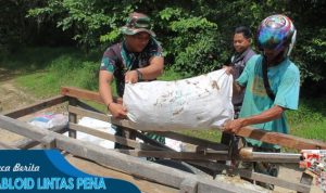 Ringankan Pekerjaan Warga, Satgas TMMD Reguler Ke-116 Bantu Angkut Getah Karet