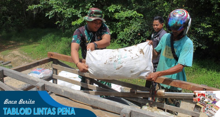 Ringankan Pekerjaan Warga, Satgas TMMD Reguler Ke-116 Bantu Angkut Getah Karet