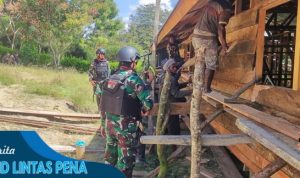 Prajurit Yonif 721/Mks Bersama Warga Tima Gelar Karya Bakti Membangun Aula Gereja