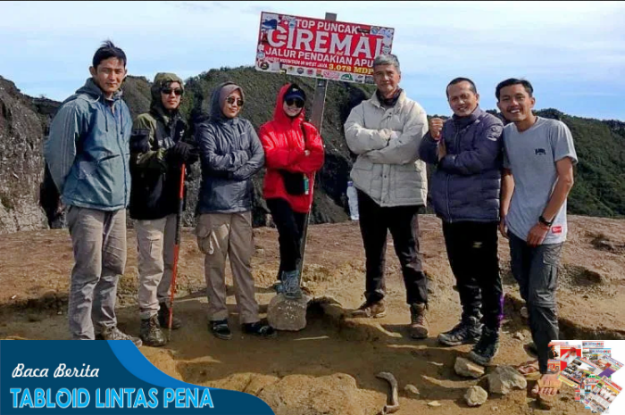 Tim Relawan ANIES FAST Gemakan Anies Presiden di Tujuh Gunung Tinggi Pulau Jawa