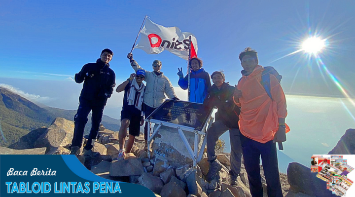 Relawan Gemakan Anies Presiden di Puncak Gunung Arjuno Kota Batu Malang