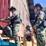 Patroli Pelayanan Kesehatan dari Satgas Yonif 721/Mks untuk Masyarakat Papua.