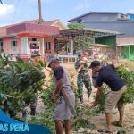 Perindah Lingkungan Desa, Satgas TMMD Reguler ke-116 Kodim 1203/Ktp Dan Warga Gelar Kerja Bakti.