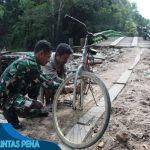 Ringan Tangan, Satgas TMMD Reguler Ke-116 Bantu Warga Perbaiki Sepeda Onthel