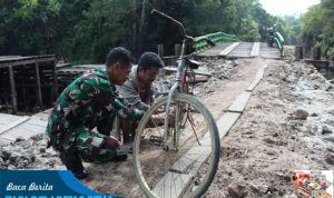 Ringan Tangan, Satgas TMMD Reguler Ke-116 Bantu Warga Perbaiki Sepeda Onthel
