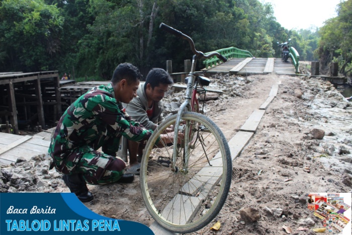 Ringan Tangan, Satgas TMMD Reguler Ke-116 Bantu Warga Perbaiki Sepeda Onthel