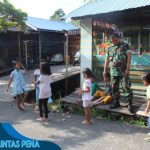 Keceriaan Anak-Anak Saat Bermain Dengan Satgas TMMD Reguler Kodim 1012/Buntok