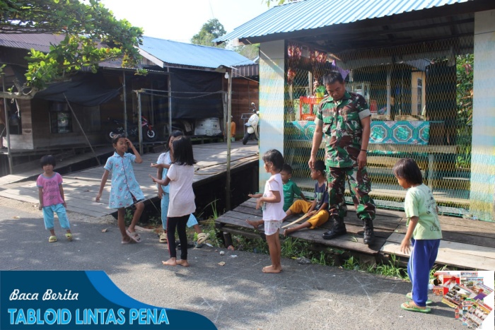 Keceriaan Anak-Anak Saat Bermain Dengan Satgas TMMD Reguler Kodim 1012/Buntok