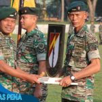 Danyonif Raider 300/Bjw Serahkan Piala Bergilir Kompi Terbaik Kepada Kompi Senapan C Dalam Lomba Antar Tim Satgas Pamtas RI-PNG Yonif Raider 300/Brajawijaya