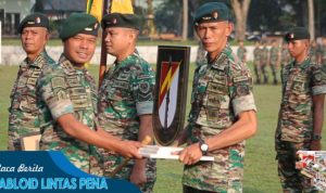 Danyonif Raider 300/Bjw Serahkan Piala Bergilir Kompi Terbaik Kepada Kompi Senapan C Dalam Lomba Antar Tim Satgas Pamtas RI-PNG Yonif Raider 300/Brajawijaya