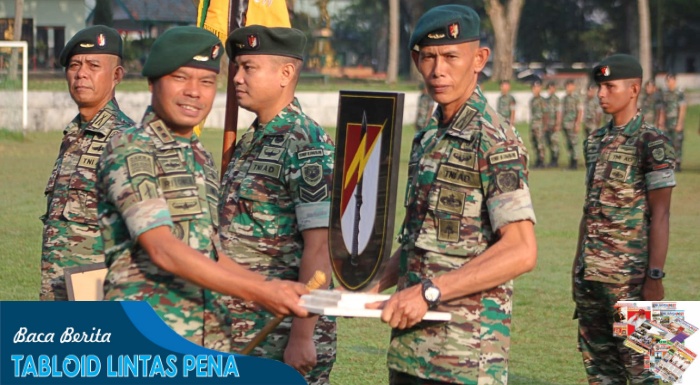 Danyonif Raider 300/Bjw Serahkan Piala Bergilir Kompi Terbaik Kepada Kompi Senapan C Dalam Lomba Antar Tim Satgas Pamtas RI-PNG Yonif Raider 300/Brajawijaya