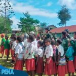 Kostrad Peduli Pendidikan! Satgas YR 321/GT Bagikan Seragam Sekolah Kepada Siswa-Siswi SD YPGI Napua Jayawijaya