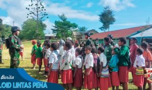 Kostrad Peduli Pendidikan! Satgas YR 321/GT Bagikan Seragam Sekolah Kepada Siswa-Siswi SD YPGI Napua Jayawijaya
