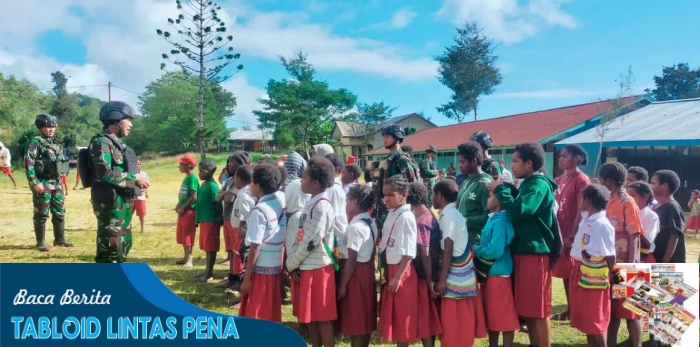 Kostrad Peduli Pendidikan! Satgas YR 321/GT Bagikan Seragam Sekolah Kepada Siswa-Siswi SD YPGI Napua Jayawijaya