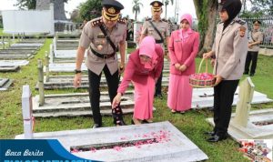 Kapolres Tasikmalaya Kota Pimpin Upacara Tabur Bunga di TMP Kusumah Bangsa, Dalam Rangka Hari Bhayangkara Ke-77