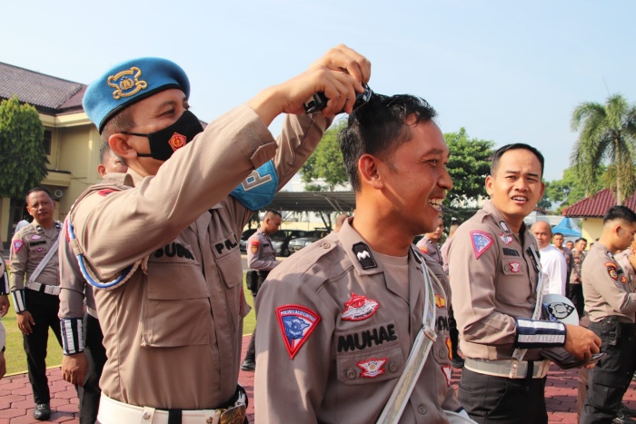 Gaktiplin, Propam Polres Pekalongan Cek Sikap Tampang dan Data Diri