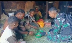 Grebek Dapur, Satgas Yonif 721/Mks Bantu Kesulitan Warga Papua