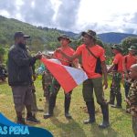 Konsistensi Satgas Yonif 721/Mks Bersama Masyarakat Jaga Kebersihan Desa Numbokawi