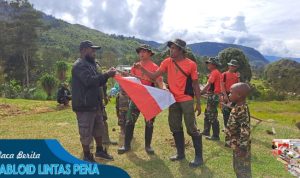 Konsistensi Satgas Yonif 721/Mks Bersama Masyarakat Jaga Kebersihan Desa Numbokawi