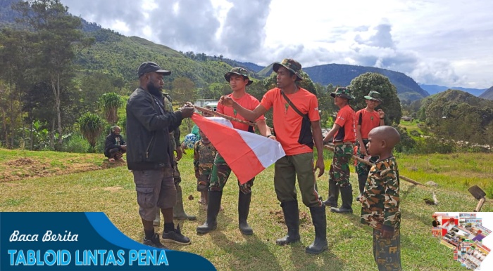 Konsistensi Satgas Yonif 721/Mks Bersama Masyarakat Jaga Kebersihan Desa Numbokawi