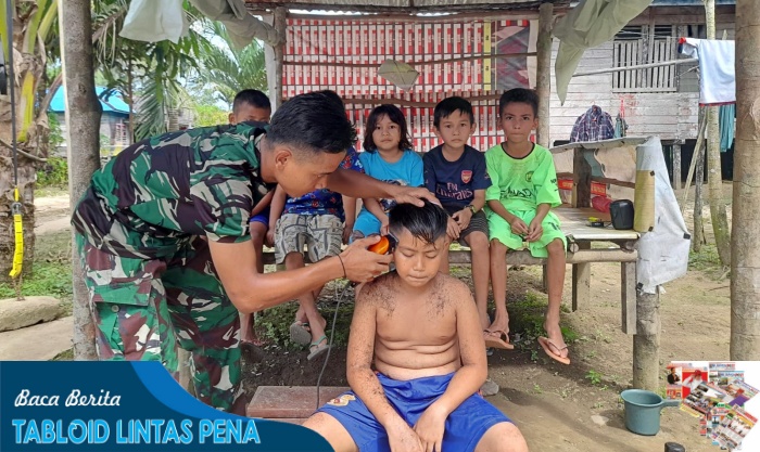 Cukur Rambut Gratis Anak - Anak Perbatasan Oleh Satgas Pamtas RI - Mly Yonarmed 10/ Bradjamusti