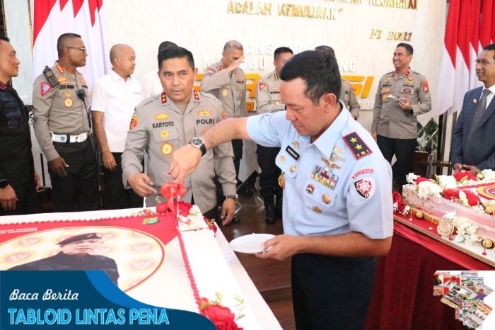 Pangkoopsud I Bersama Pejabat Forkopimda DKI Jakarta Beri Kejutan HUT Polri di Polda Metro Jaya